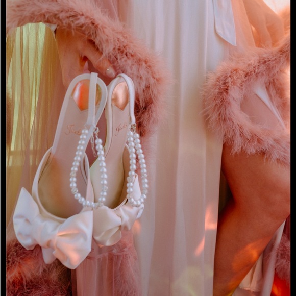 Jade on Etsy Ivory Bridal Kitten Heel in sz 8.5 - Picture 3 of 6